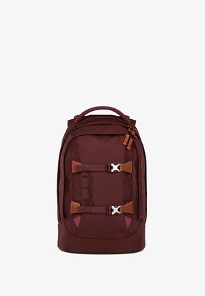 Burgunderfarbener Rucksack mit braunen Lederelementen, zwei Vordergriffen, gepolstertem Rücken und Griff oben. Weicher Stoff mit glatter Textur.