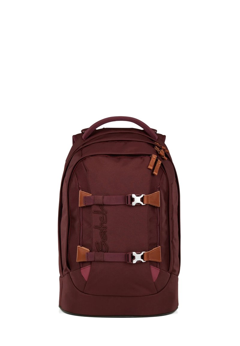 Zaino bordeaux con dettagli in pelle marrone, due fibbie frontali, schienale imbottito e maniglia superiore. Tessuto morbido con una texture liscia.