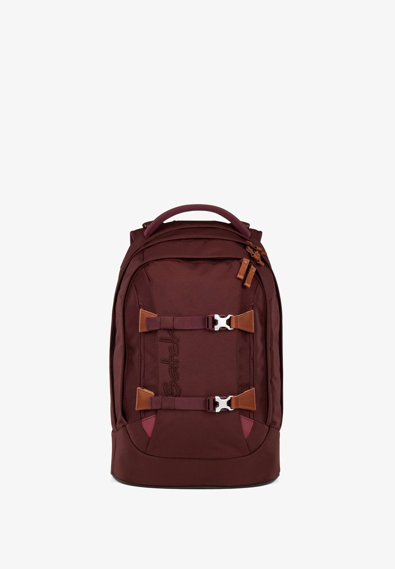 Zaino bordeaux con dettagli in pelle marrone, due fibbie frontali, schienale imbottito e maniglia superiore. Tessuto morbido con una texture liscia.