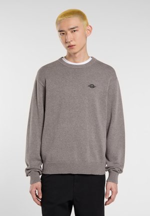 Grijze sweater met ronde hals van een zachte gebreide stof. Heeft ribgebreide manchetten en zoom, met een klein geborduurd logo op de borst.