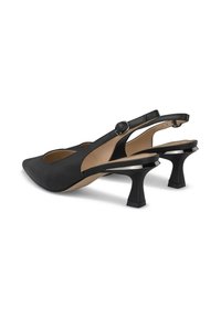 Tacones negros de tiras en material suave, con punta afilada, tacón redondeado y una correa ajustable con un detalle de hebilla circular.
