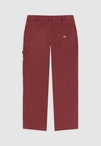 Pantaloni cargo in bordeaux con design a gamba dritta, dotati di due tasche laterali e di una piccola patch con logo sul retro, realizzati in robusto tessuto di cotone.