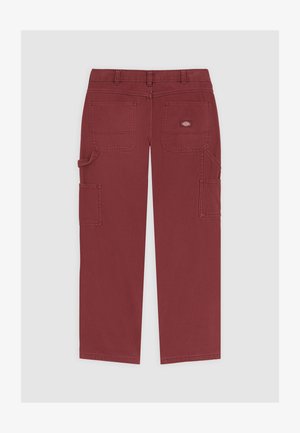 Bordeaux cargo bukser med lige ben-design, der har to sidelommer og et lille logo-patch på bagsiden, lavet af kraftigt bomuldsstof.