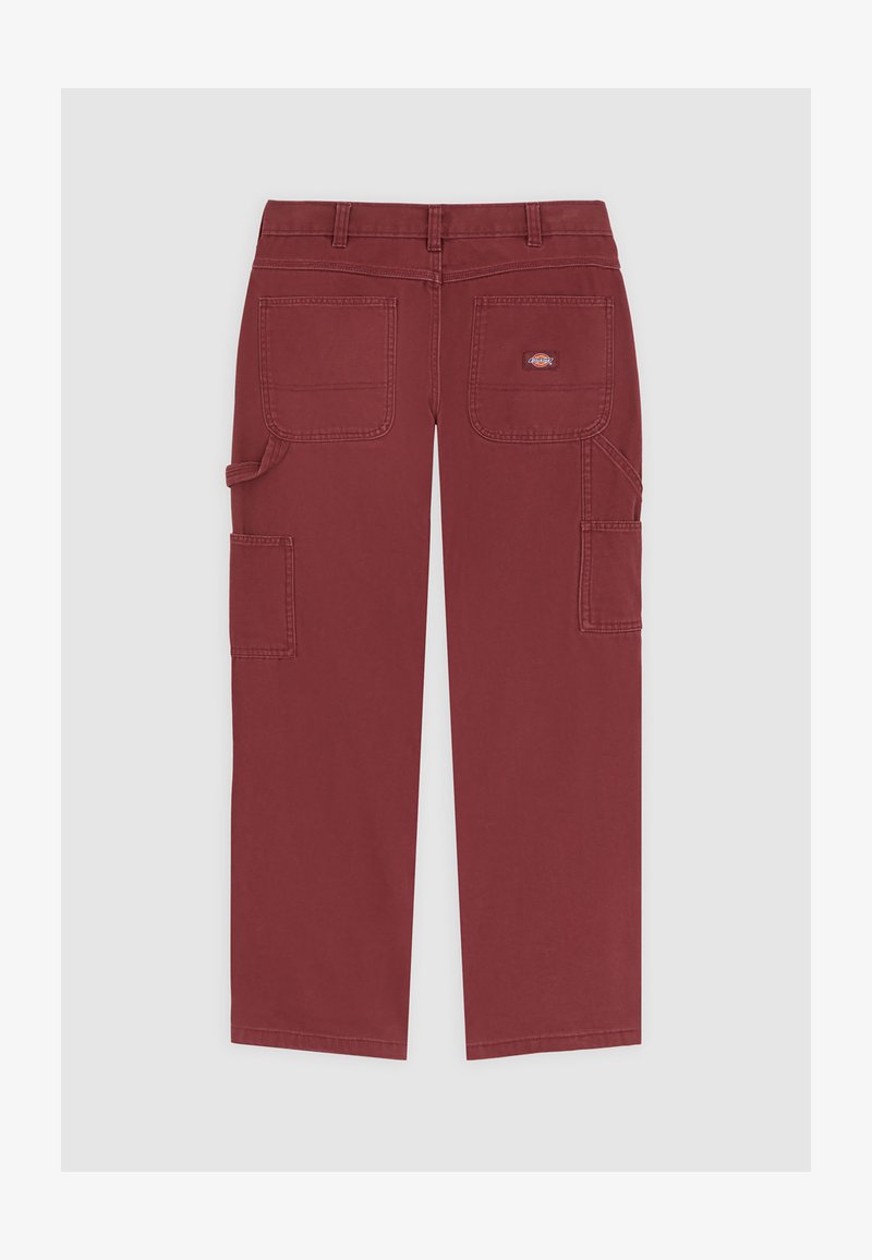 Pantalones cargo burdeos con un diseño de pierna recta, que cuentan con dos bolsillos laterales y un pequeño parche con el logo en la parte trasera, hechos de una resistente tela de algodón.