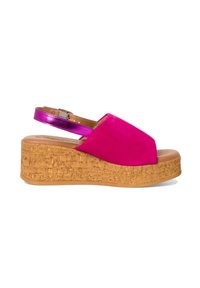 Sandales compensées en daim rose avec une plateforme en liège et une bride métallisée. Design à bout ouvert avec une boucle ajustable pour un maintien sécurisé.