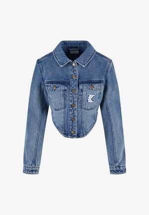 Világoskék, cropped fazonú farmerdzseki hegyes gallérral, gombos záródással, két mellzsebbel és hímzett logóval a bal zsebben.