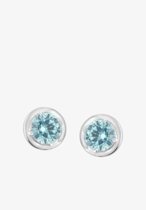 Runde silberne Ohrstecker mit hellblauen facettierten Edelsteinen in der Mitte, vor weißem Hintergrund präsentiert.