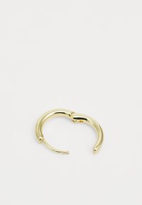 Brinco de argola dourado com um design suave e arredondado. Apresenta um fecho seguro e um acabamento polido, destacando uma conexão sem costuras.