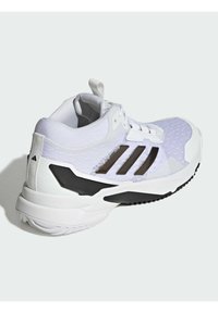 Białe buty sportowe z siateczki i materiałów syntetycznych, czarna gumowa podeszwa, trzy czarne paski po bokach oraz wyściółka na kołnierzu.