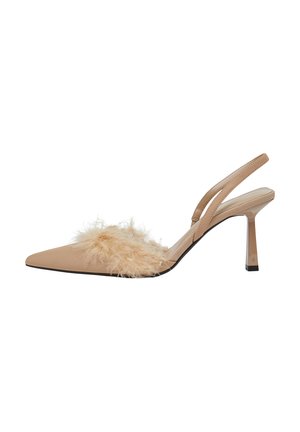 Beige Slingback-Pumps mit spitz zulaufender Spitze und einem fedrigen Akzent auf dem Vorderfuß, mit einem dünnen Riemen und einem transparenten Blockabsatz.