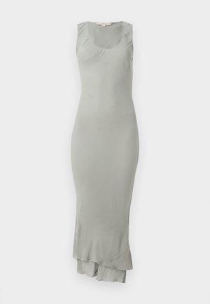 Vestido midi ajustado sin mangas de color gris claro con escote de barco y dobladillo con volantes en capas.