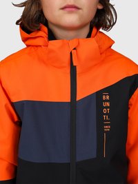 Bambino che indossa una giacca con cappuccio a blocchi di colore in arancione, navy e nero con "BRUNOTTI Since 1979" stampato sul lato destro del petto.