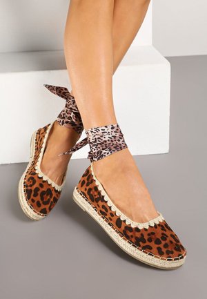 Espadrille à imprimé léopard avec tige en tissu marron, bordure festonnée et semelle en jute tissée. Présente des lacets de cheville à motifs rose et marron.