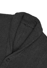 Ciemnoszary sweter wykonany na drutach z kołnierzem typu szal, z prążkowaną teksturą, pojedynczym czarnym guzikiem i metką z napisem "BORGIO" wewnątrz kołnierza.