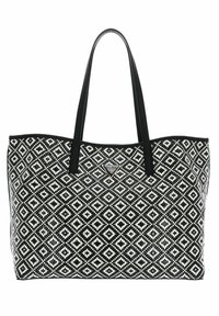 Borsa a spalla a motivi in bianco e nero con un design a diamante, manici neri lisci e un logo argentato in evidenza sul davanti.