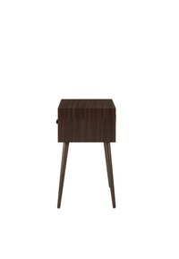 Mesita de noche de madera oscura con una parte superior rectangular y un cajón, con patas de madera cónicas y una superficie suave con sutiles patrones de veteado.