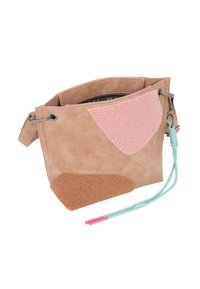 Tasche aus braunem Wildleder mit pinken und braunen strukturierten Akzenten, einem Zugverschluss und einem hellblauen Tragegurt.