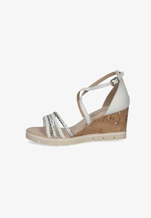 Witte wiggen sandalen met kurkdetails, gevlochten zilveren en witte banden, verstelbare enkelgesp en een textuur, gevoerd voetbed.