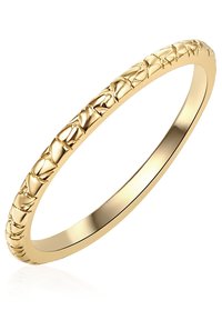 Zlatni prsten s teksturiranom površinom koja prikazuje geometrijski uzorak. Glatka unutarnja traka, okrugli oblik, minimalistički dizajn, polirani završetak.