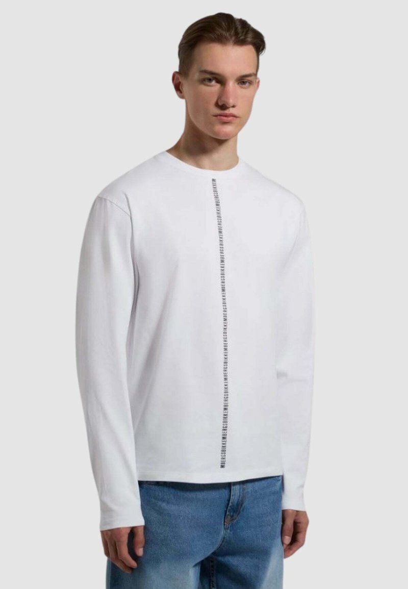 T-shirt bianco a maniche lunghe con stampa centrale in testo nero, colletto rotondo e vestibilità comoda. Realizzato in morbido tessuto di cotone.