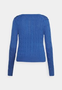 Blå kabelstickad tröja med långa ärmar, ribbade manschetter och nederkant. Bakvyn visar detaljerad textur och form.