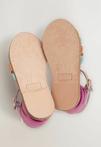 Roze metallic sandalen met verstelbare band. De geprinte zool heeft een eenhoornontwerp en sterren, met een textuur voor grip. Maat 6.