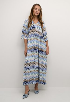 Rochie maxi cu un model în zigzag în nuanțe de albastru, bej și negru. Prezintă un guler în V și mâneci largi de 3/4. Material ușor, fluid.