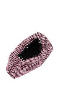 Różowa torebka z cekinów o teksturowanym wzorze w kratkę, z zamknięciem na zamek błyskawiczny i czarnym wnętrzem. Kompaktowy kształt z przeszyciami.