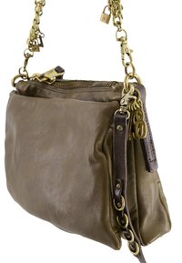 Olijf groene leren handtas met gouden kettinghengsel, ritssluiting en aangehechte leren en metalen sleutelhangers.