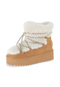Stivale alla caviglia in suede beige con bordino in pelliccia sintetica bianca, lacci intrecciati colorati e suola spessa in gomma. Presenta una punta arrotondata e una superficie testurizzata.