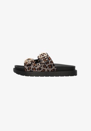 Leopard print slide sandaler med guld spænder og nitter, der har en sort gummisål og et fladt design for nem brug.