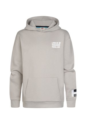 Lichtgrijze capuchontrui met voorzak, witte tekst op de borst en een patch op de linker mouw.