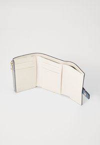Portafoglio pieghevole in pelle crema con molteplici fessure per carte e un vano con zip, caratterizzato da un accento blu navy e hardware dorato.