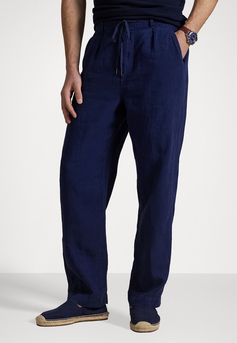 Polo Ralph Lauren - Lateef Relaxed Fit Pleated Linen Trouser - Pantalon classique - newport navy, Agrandir