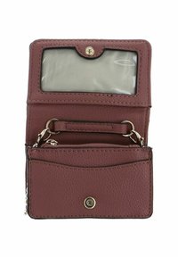 Portafoglio in pelle bordeaux con finestra trasparente per documento d'identità, accessori in argento, scomparto con cerniera e chiusura a scatto. Presenta una superficie testurizzata.