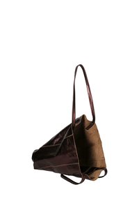 Borsa a tote in pelle marrone con finitura lucida, forma triangolare, due manici lunghi e interno in suede a contrasto con dettagli di cucitura visibili.