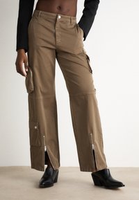 Gestuz MIRJAGZ PANTS - Kareiviško stiliaus kelnės - shitake