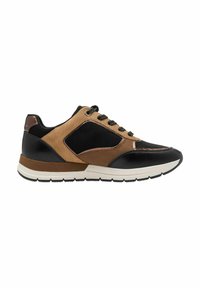 Sneaker in Schwarz, Braun und Tan; verfügt über ein strukturiertes Obermaterial, runde Spitze, weiße Sohle und kontrastierende Paneelakzente. Schnürdesign, gepolsterter Kragen.