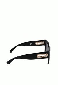 Lunettes de soleil rectangulaires noires avec des branches épaisses dotées de ferrures décoratives dorées et un marquage CE sur la face interne.