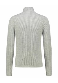 Suéter de rayas en gris claro con un cuello alto, mangas largas y un corte ajustado. Patrón de punto texturizado en toda la prenda.