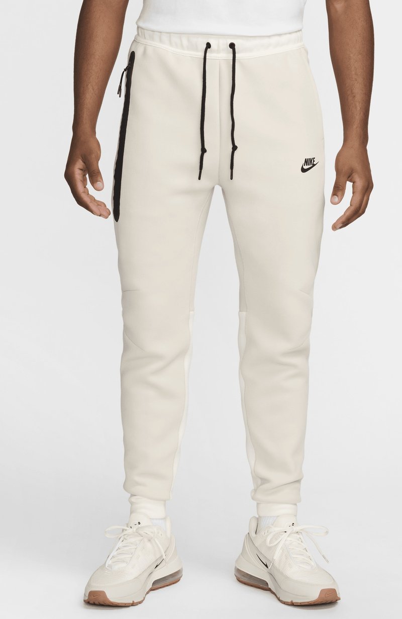 Nike Sportswear Jogginghose - light orewood brown sail black