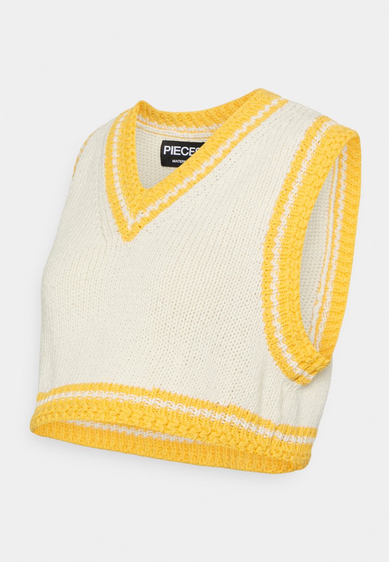 Sweater cropped em creme com detalhes em listras amarelas e brancas. Textura tricotada, design sem mangas e barra canelada. Etiqueta da marca visível.