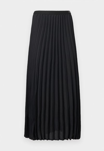 Μαύρη midi πλισέ φούστα με ελαστική μέση, κατασκευασμένη από ελαφρύ ύφασμα, απεικονίζεται επίπεδη πάνω σε ανοιχτό φόντο.