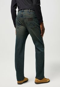 Wrangler FRONTIER - Vaqueros rectos - nebulablack