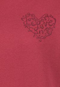Rotes Baumwoll-T-Shirt mit einem herzförmigen Grafikdesign, das die Wörter "Liebe" und "Sonne" in einer verspielten, schwungvollen Schriftart zeigt. Weicher Stoff, lässiges Design.