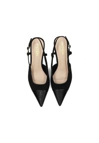 Décolleté slingback nere con punta a punta in suede con un dettaglio in pelle nera lucida sulla punta. Il cinturino include una chiusura con fibbia.