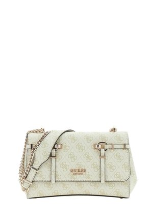Beige Guess Schultertasche mit durchgehendem Logomuster, goldfarbenen Beschlägen, verstellbarem Riemen mit Kettendetail und Klappverschluss vorne.