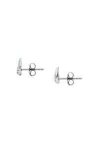 Orecchini a perno in argento con un design curvo, caratterizzati da una fila di piccoli pietre trasparenti lungo un lato, finitura lucida e chiusura classica.