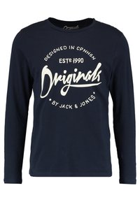 Marinefarbiges Langarm-T-Shirt aus Baumwolle mit einem großen weißen Grafikaufdruck, auf dem steht: "Designed in CPHNGN, EST 1990, Originals by Jack & Jones."