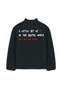 Veste en polaire noire avec un col montant. Le dos présente un texte audacieux en blanc et rouge accompagné d'une icône en forme de cœur, transmettant un message.